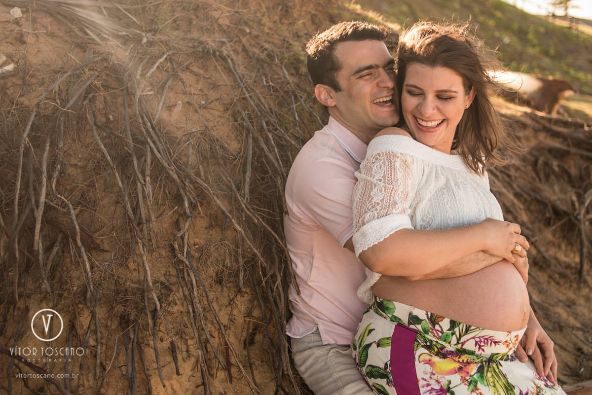 Casal sorrindo no ensaio de gestante de Ana Flora em Natal-RN.