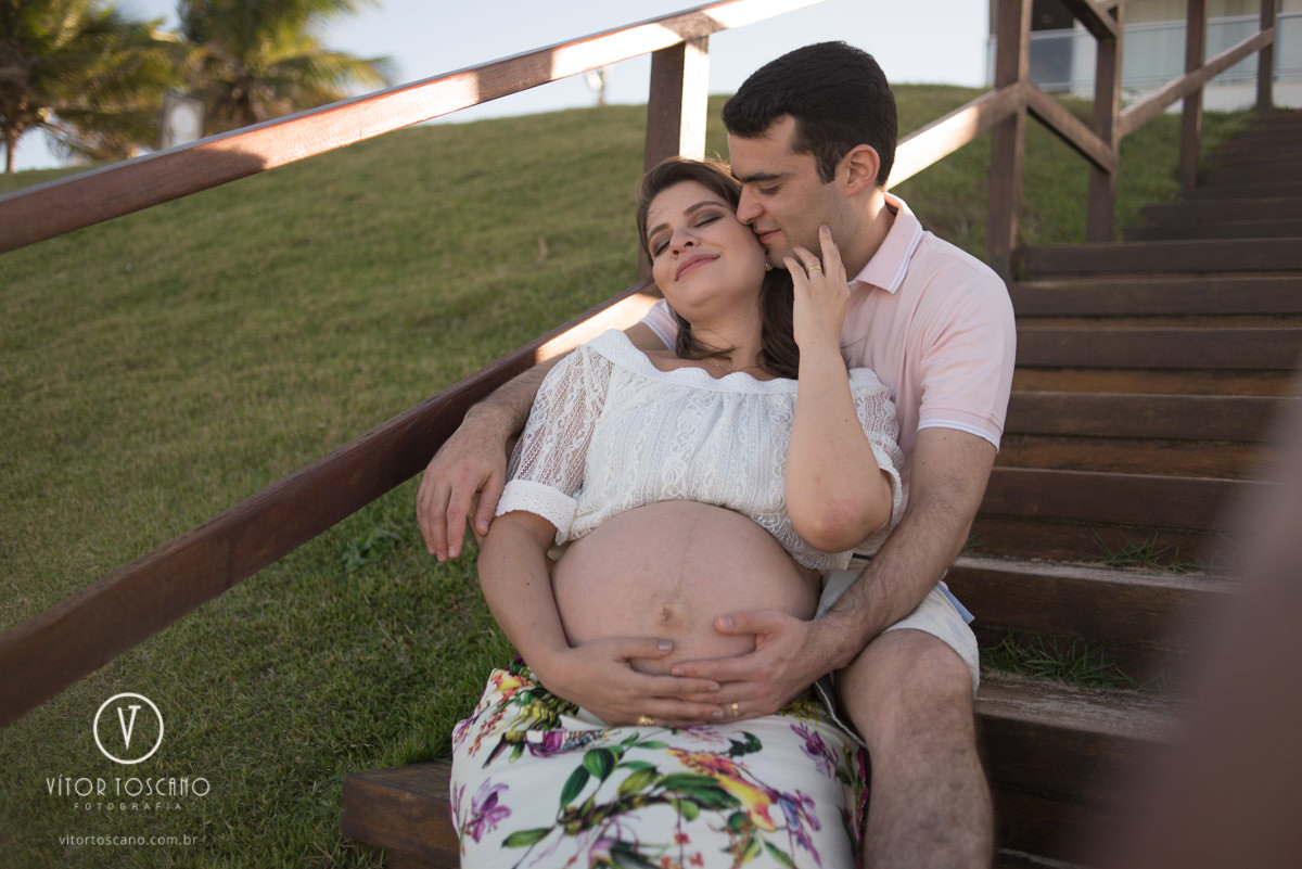 Casal namorando na escada no ensaio de gestante de Ana Flora em Natal-RN.