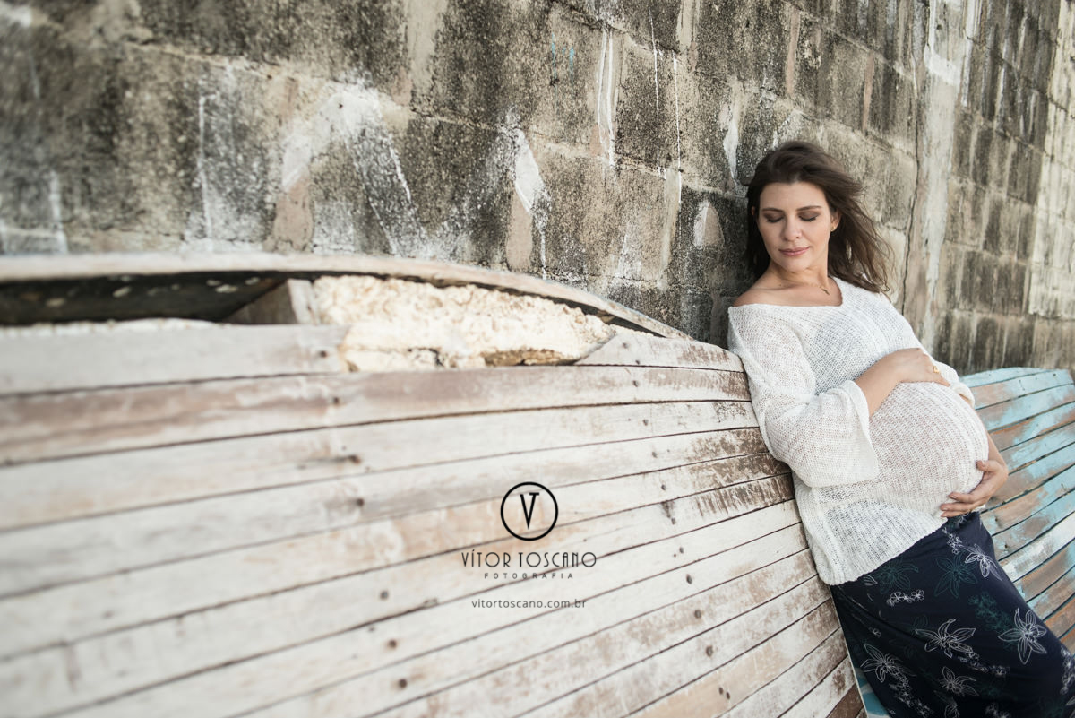 Gestante encostada no barco no ensaio de gestante de Ana Flora em Natal-RN.