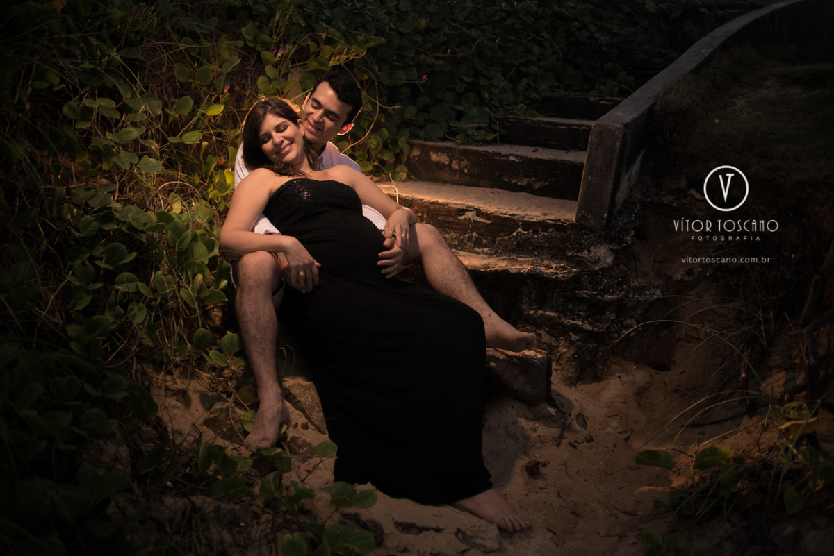 Casal ao pé da escada no ensaio de gestante de Ana Flora em Natal-RN.