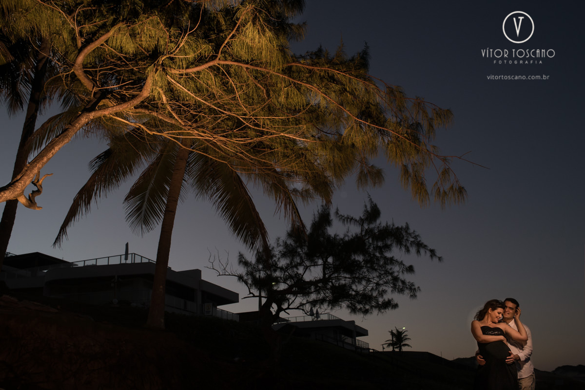 Casal com a árvore iluminada no ensaio de gestante de Ana Flora em Natal-RN.