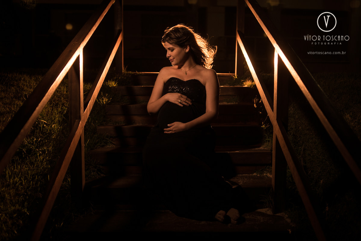Gestante na escada no ensaio de gestante de Ana Flora em Natal-RN.