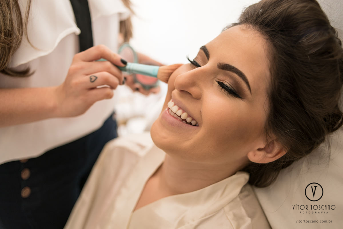 Noiva sorrindo no making off do casamento de Andreza e Thales, em Natal-RN.