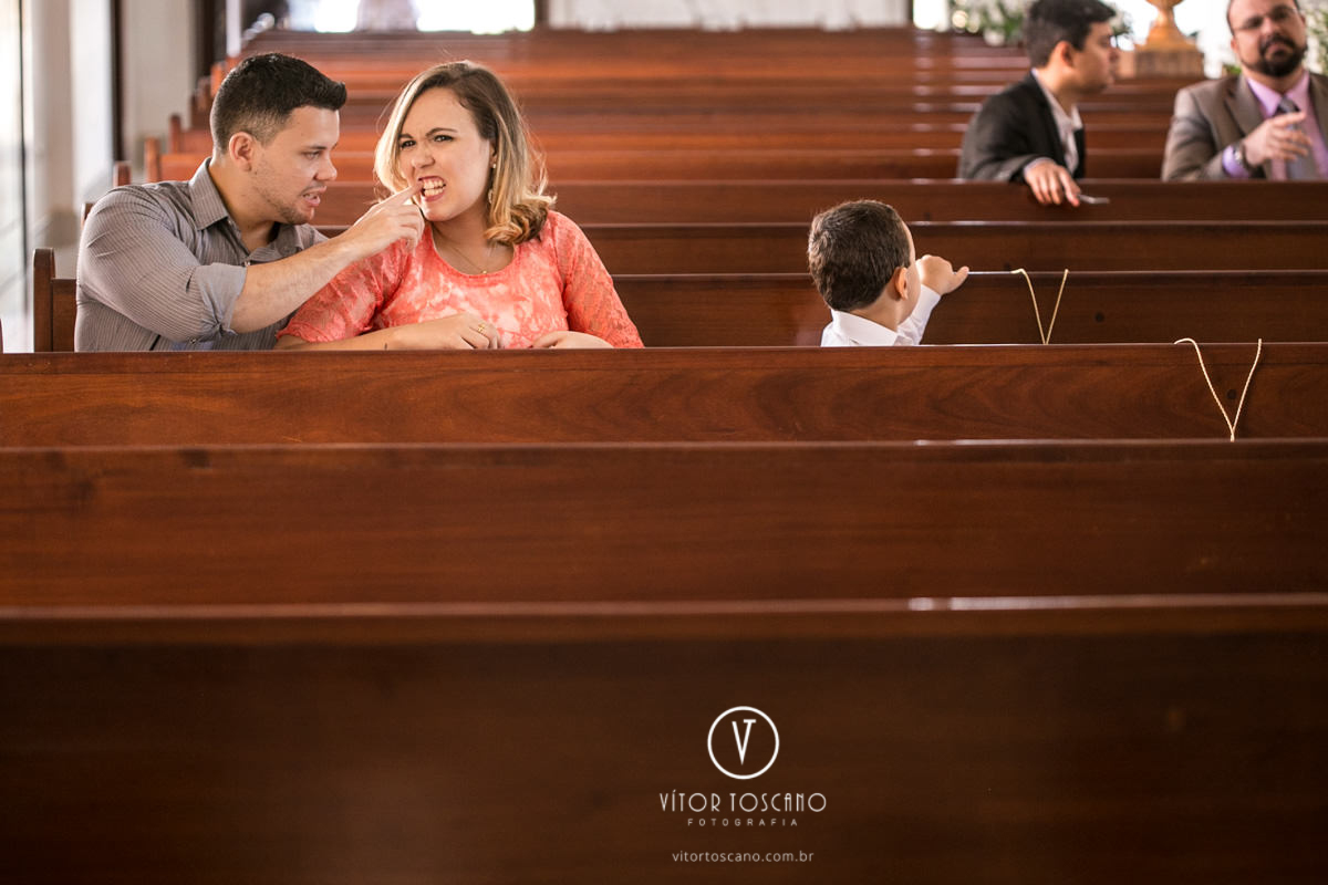 Convidado limpando o dente da esposa no casamento de Andreza e Thales, em Natal-RN.