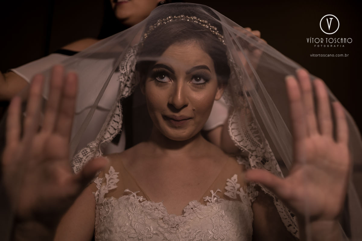 Noiva suspirando no casamento de Andreza e Thales, em Natal-RN.