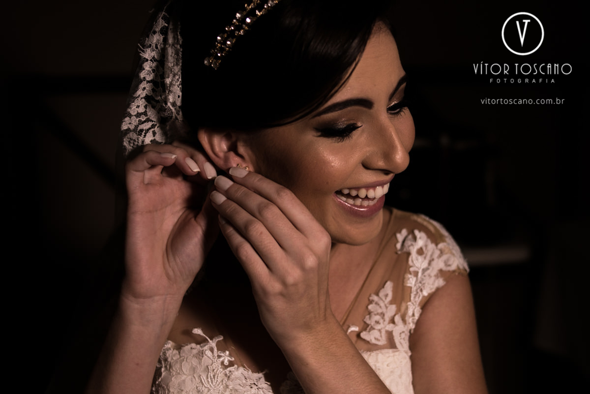Noiva sorrindo no casamento de Andreza e Thales, em Natal-RN.