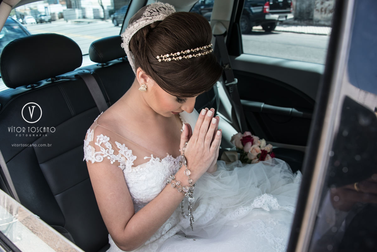Noiva orando no casamento de Andreza e Thales, em Natal-RN.