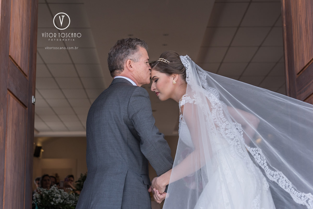 Beijo do pai na noiva no casamento de Andreza e Thales, em Natal-RN.