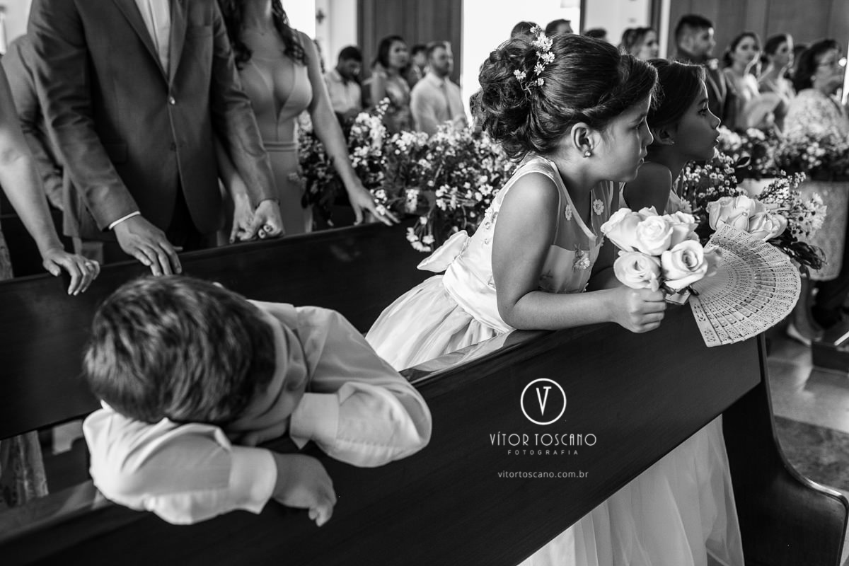 Crianças entediadas no casamento de Andreza e Thales, em Natal-RN.