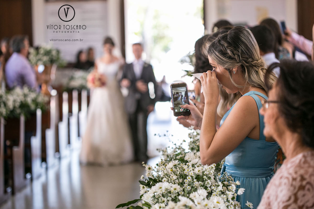 Convidada chorando no casamento de Andreza e Thales, em Natal-RN.