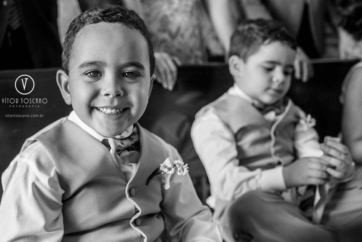 Criança sorrindo no casamento de Andreza e Thales, em Natal-RN.