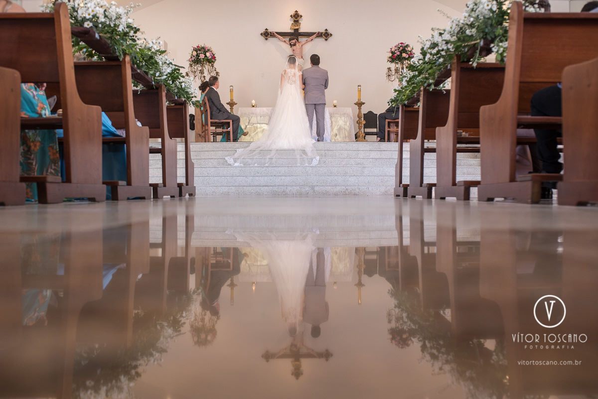 Reflexo do altar no casamento de Andreza e Thales, em Natal-RN.