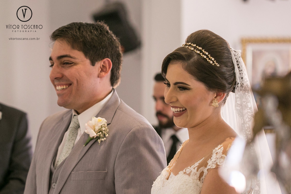 Noivos sorrindo no altar no casamento de Andreza e Thales, em Natal-RN.