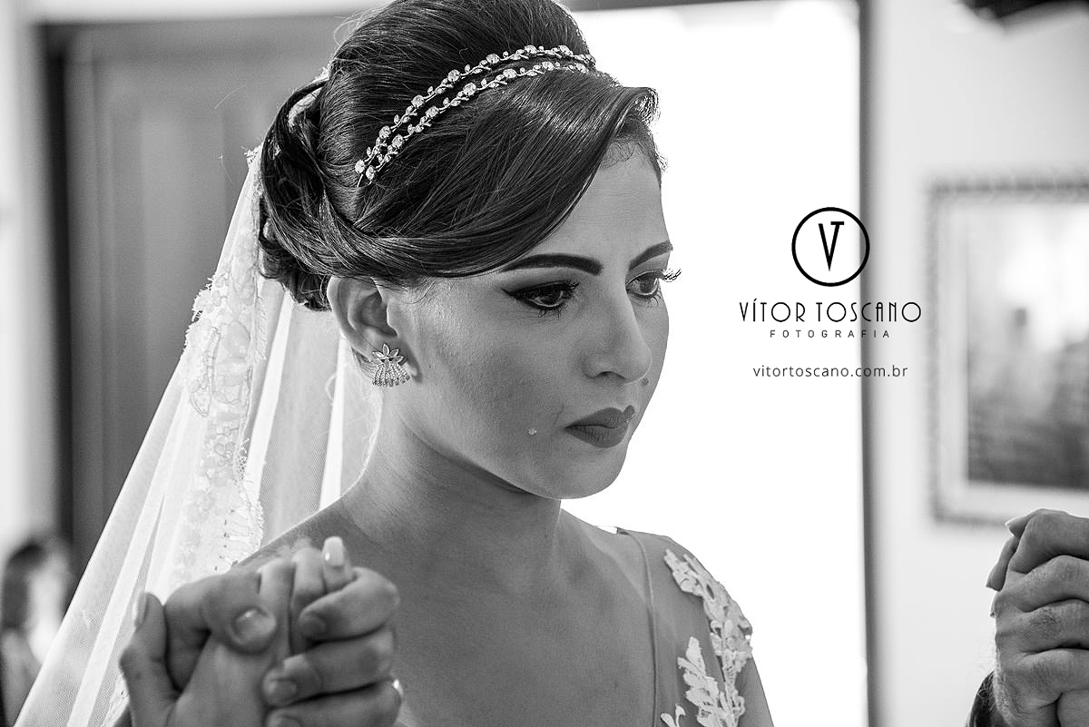 Noiva chorando no casamento de Andreza e Thales, em Natal-RN.