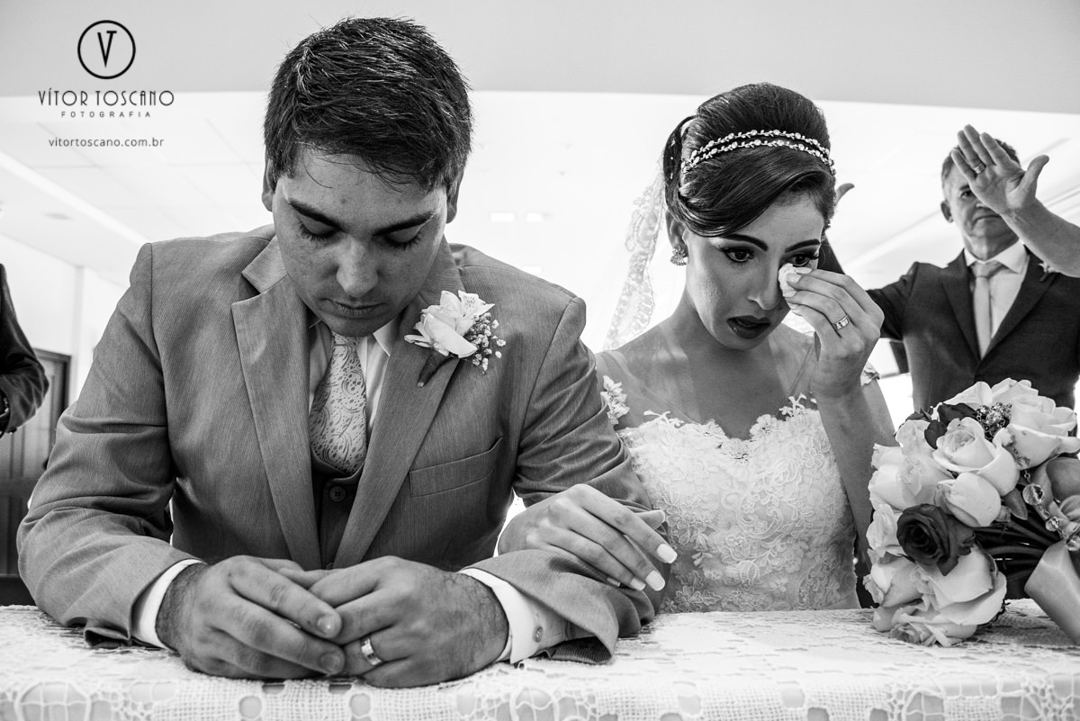 Noiva chorando no casamento de Andreza e Thales, em Natal-RN.