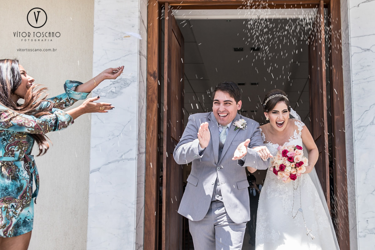 Saída dos noivos no casamento de Andreza e Thales, em Natal-RN.