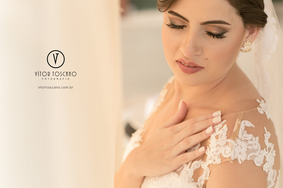 Toque delicado no ombro da noiva casamento de Andreza e Thales, em Natal-RN.