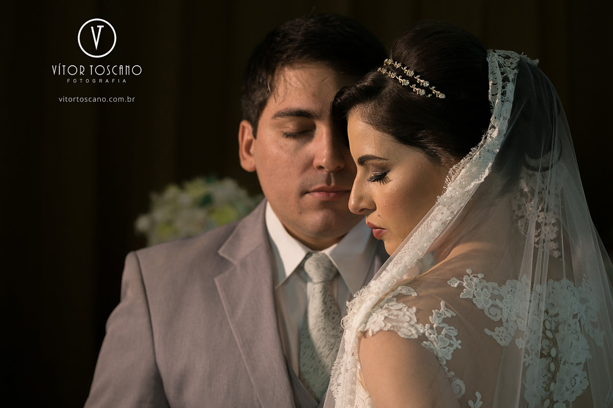 Casal posando no casamento de Andreza e Thales, em Natal-RN.