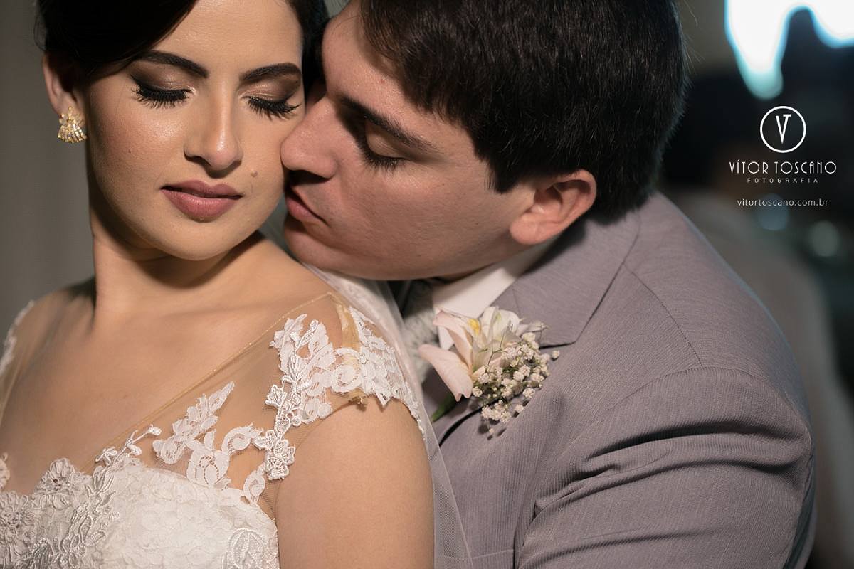 Casal namorando no casamento de Andreza e Thales, em Natal-RN.