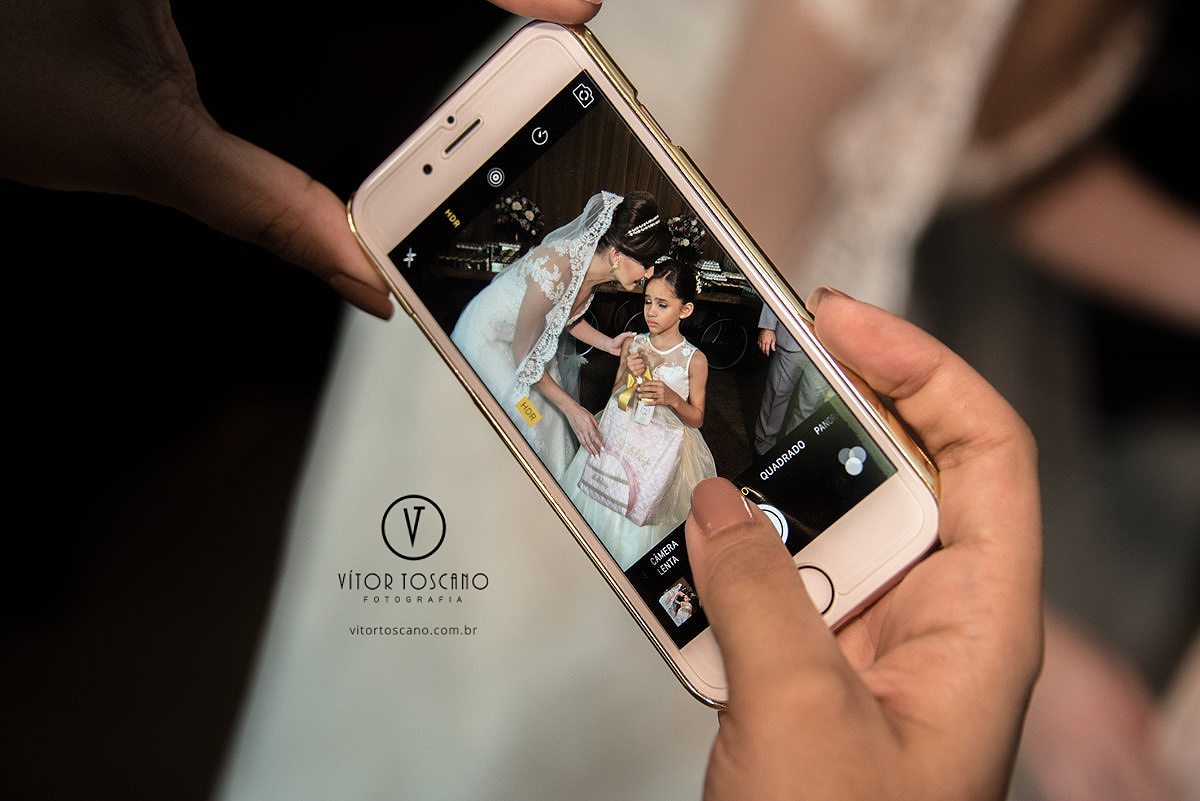 Detalhe do celular no casamento de Andreza e Thales, em Natal-RN.
