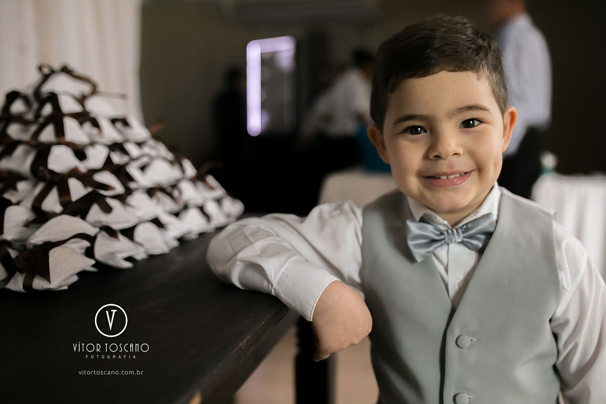 Criança posando no casamento de Andreza e Thales, em Natal-RN.