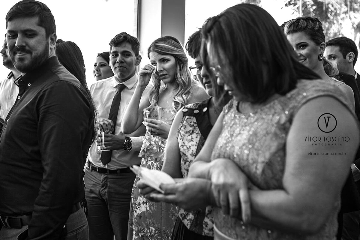 Convidada chorando no casamento de Andreza e Thales, em Natal-RN.