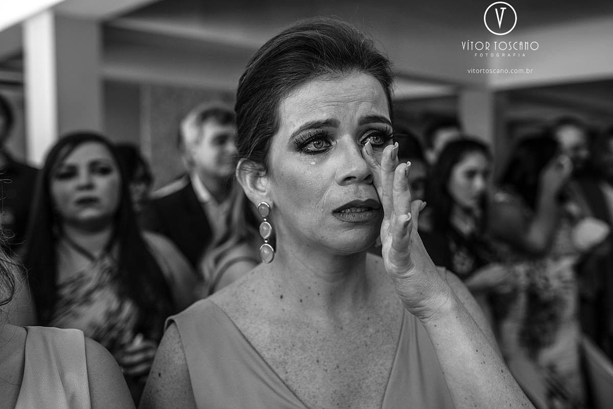 Convidada chorando no casamento de Andreza e Thales, em Natal-RN.