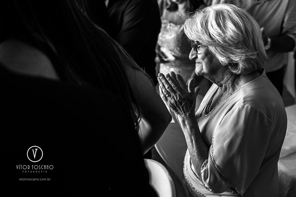 Avó orando no casamento de Andreza e Thales, em Natal-RN.