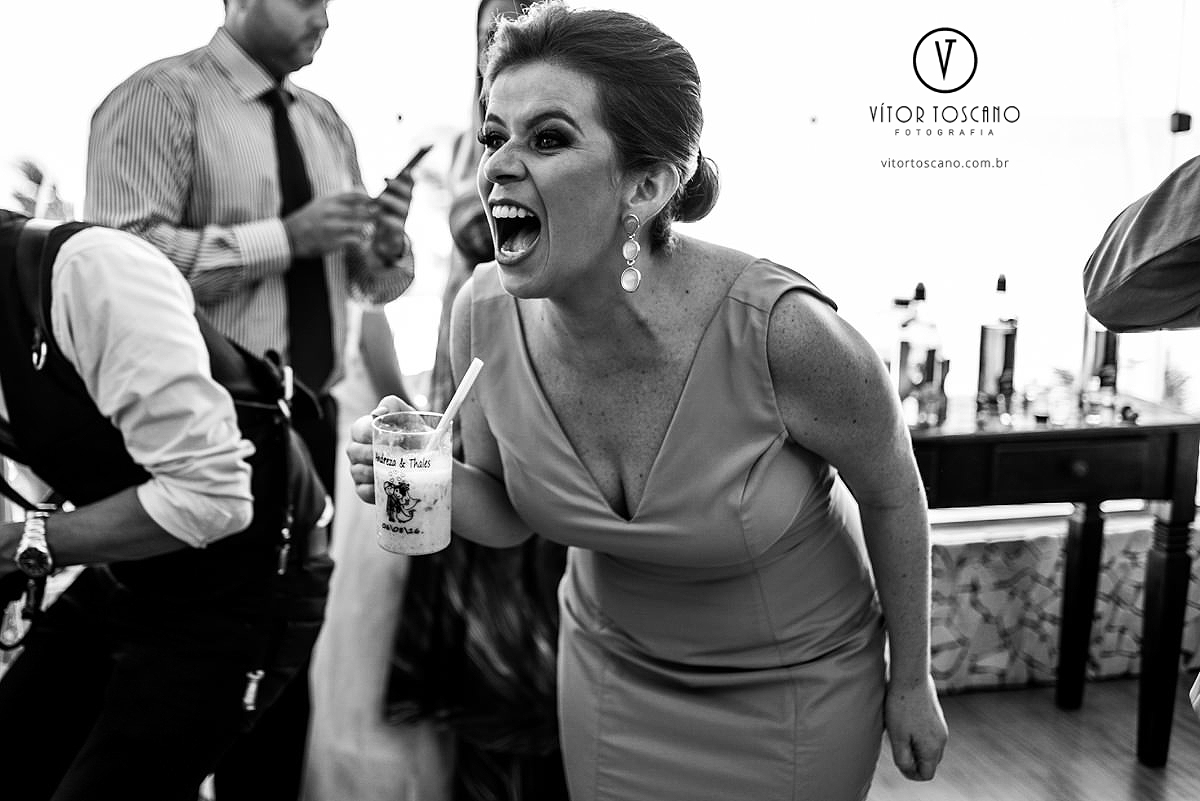 Convidada gritando no casamento de Andreza e Thales, em Natal-RN.