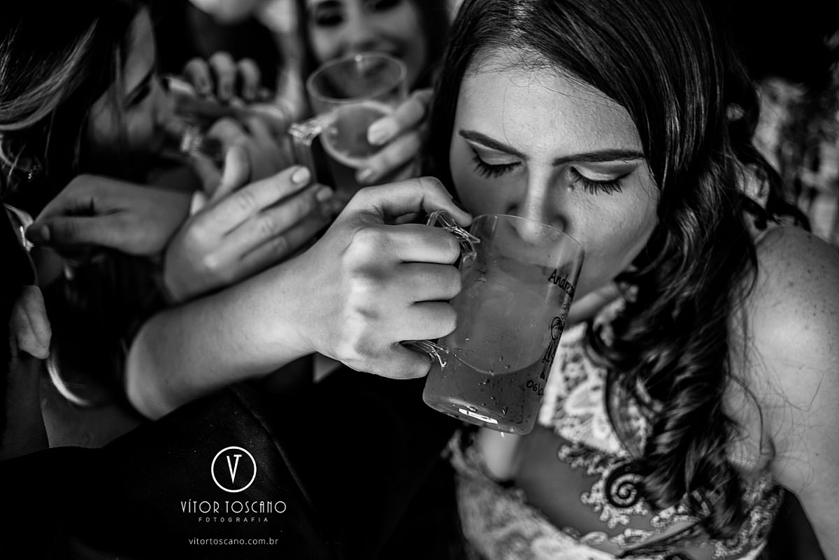 Convidados bebendo no casamento de Andreza e Thales, em Natal-RN.
