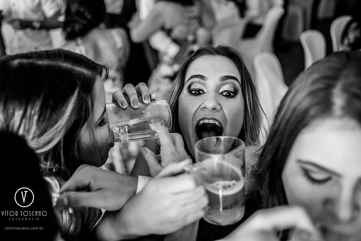 Convidada bebendo no casamento de Andreza e Thales, em Natal-RN.