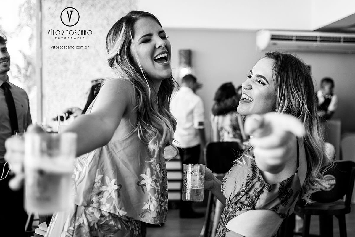Convidadas dançando no casamento de Andreza e Thales, em Natal-RN.