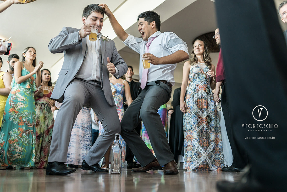 Noivo dançando na boca da garrafa no casamento de Andreza e Thales, em Natal-RN.