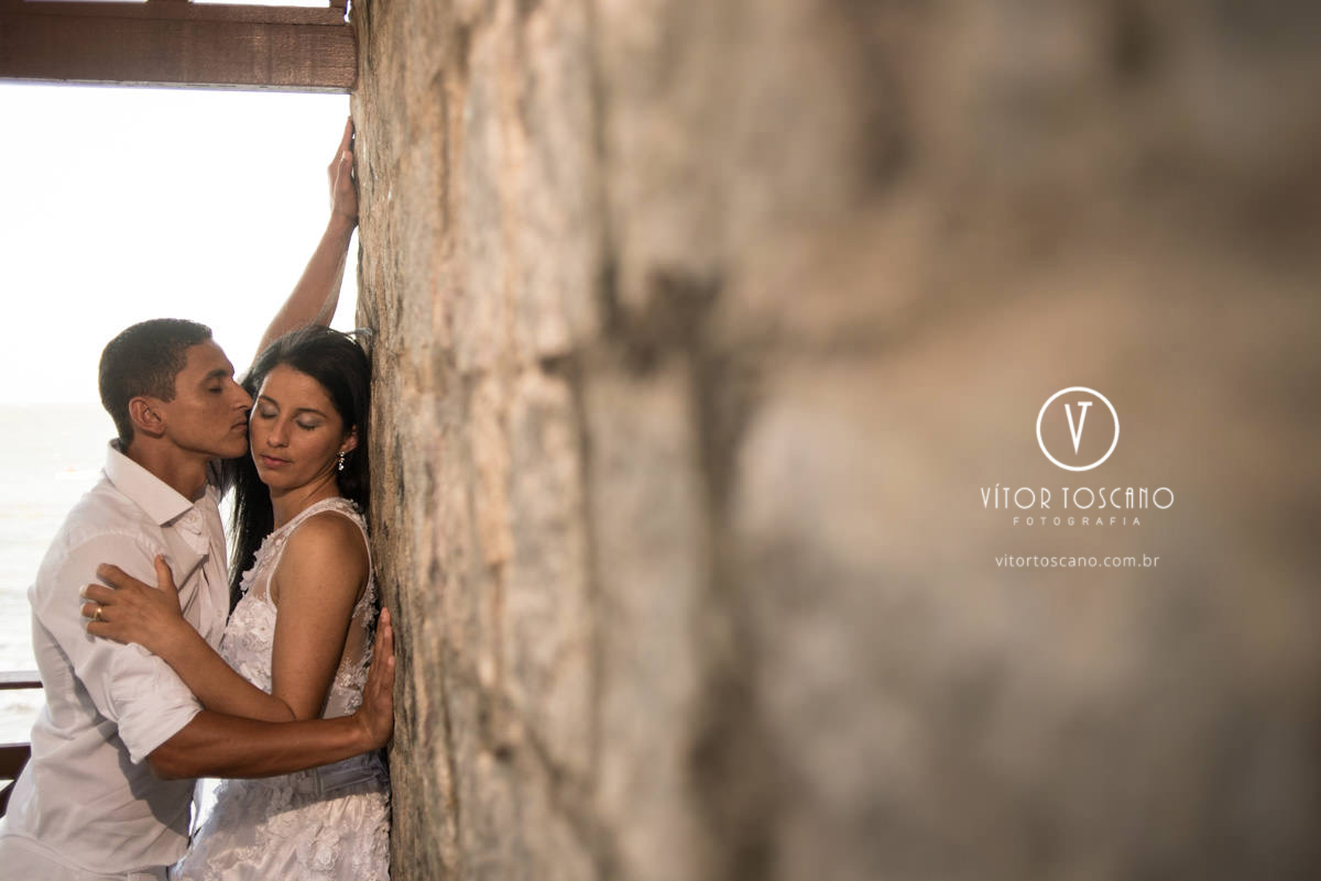 Casal namorando no  ensaio de Ana Paula e André, na praia de Pirangi em Natal-RN.