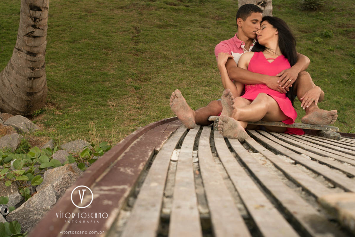 Casal sentado no barco no  ensaio de Ana Paula e André, na praia de Pirangi em Natal-RN.