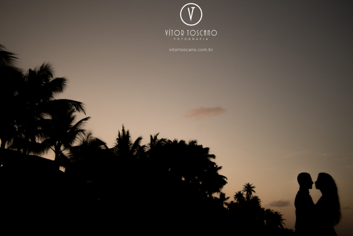 Silhueta do casal no  ensaio de Ana Paula e André, na praia de Pirangi em Natal-RN.