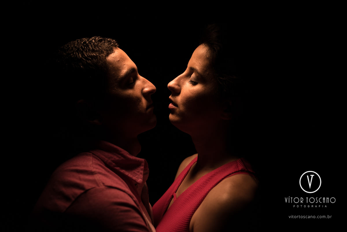 Casal sob a luz no  ensaio de Ana Paula e André, na praia de Pirangi em Natal-RN.