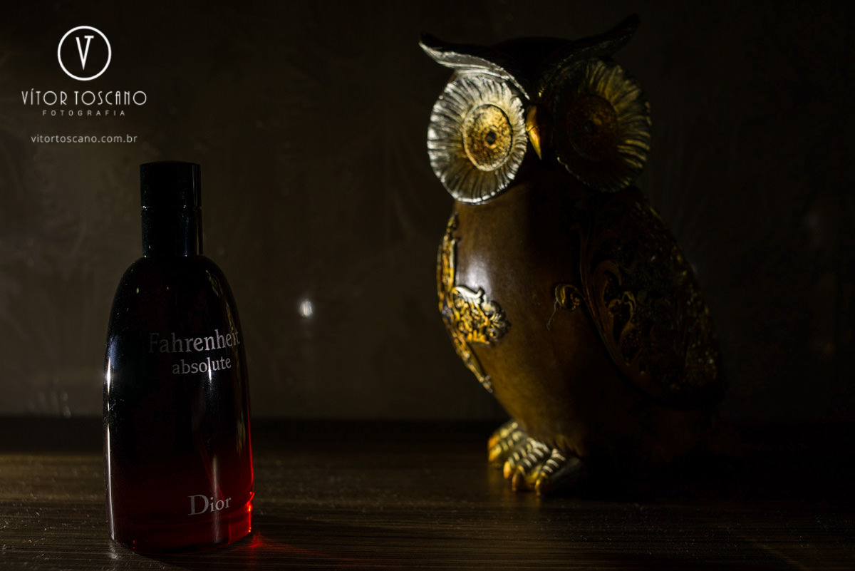 Detalhe do perfume do noivo no making off no casamento de Tanísia e Felipe, em Natal-RN.