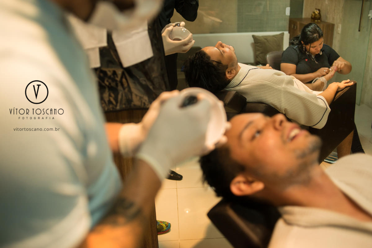 Noivo fazendo a barba e as unhas no casamento de Tanísia e Felipe, em Natal-RN.