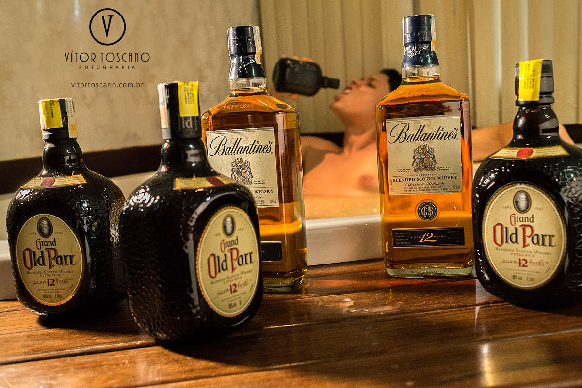 Noivo bebendo whisky na banheira no casamento de Tanísia e Felipe, em Natal-RN.