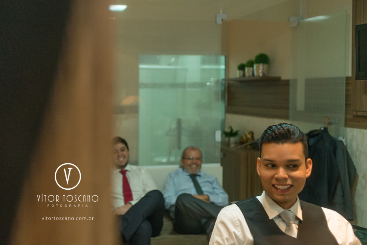 Noivo sorrindo no casamento de Tanísia e Felipe, em Natal-RN.