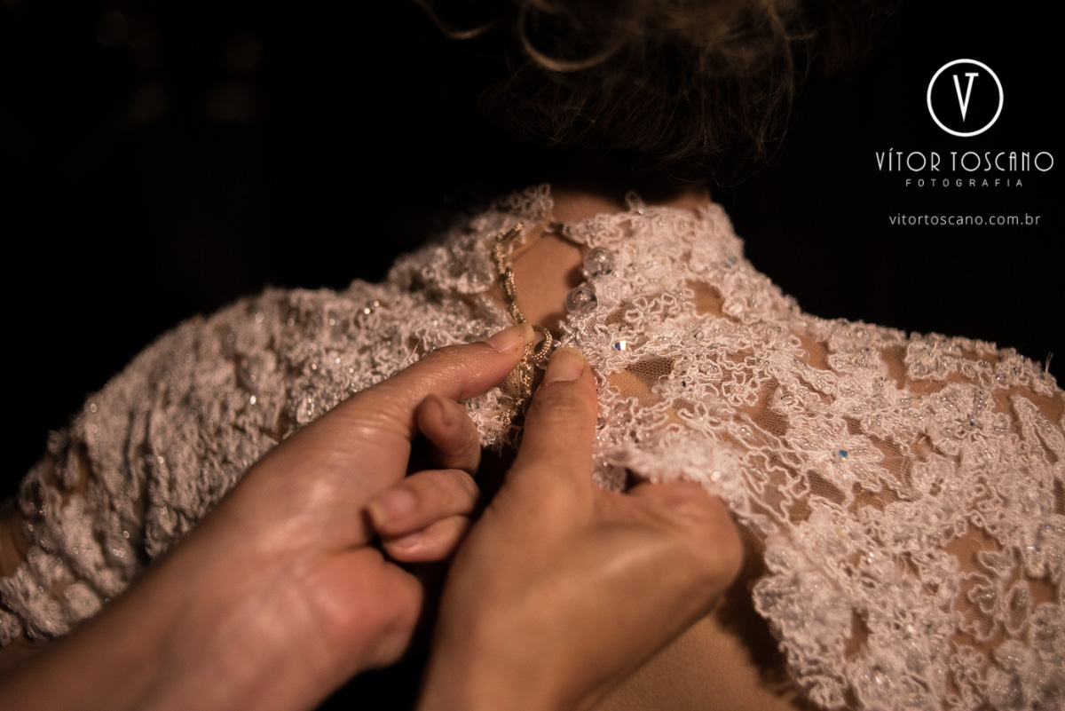 Noiva fechando o vestido no casamento de Tanísia e Felipe, em Natal-RN.