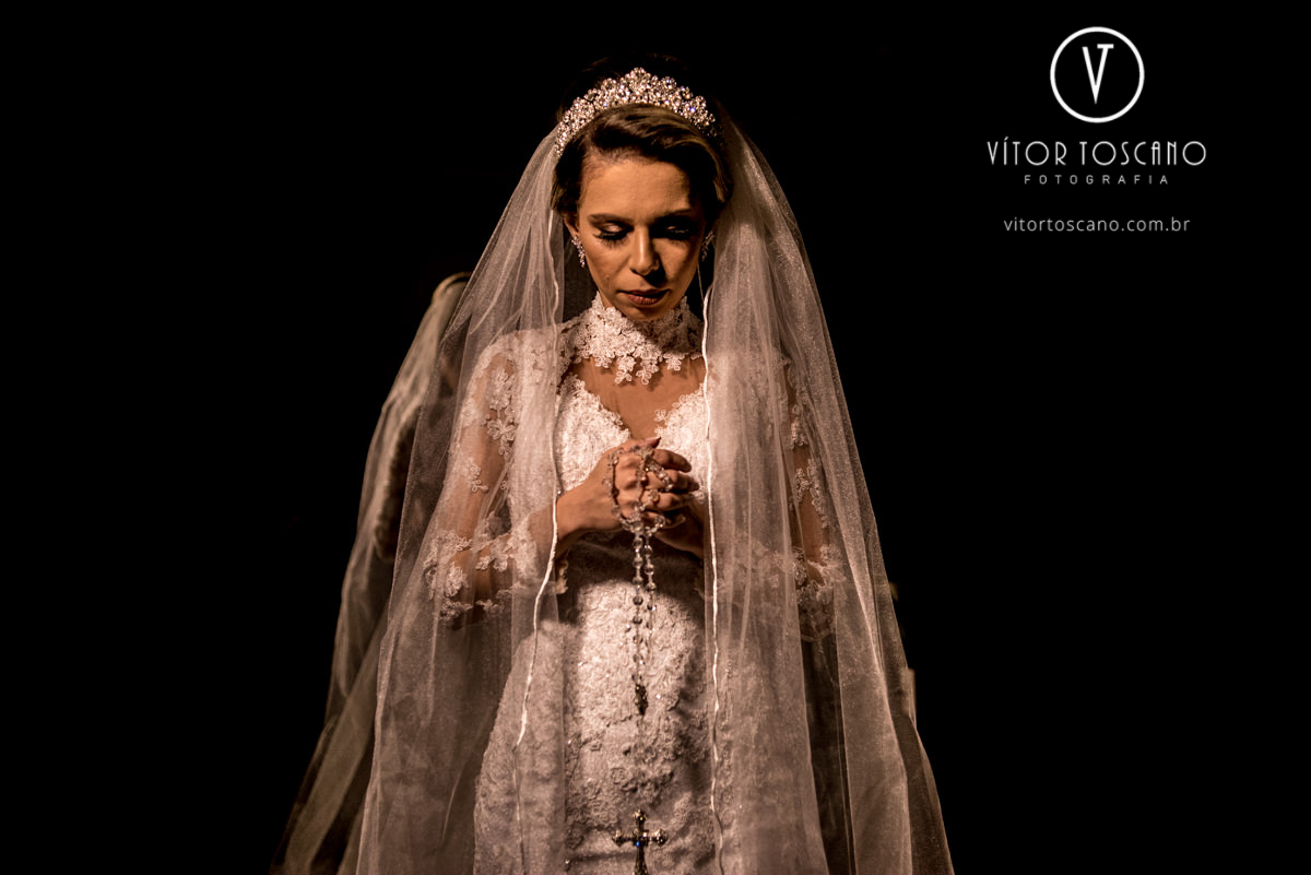 Noiva orando no casamento de Tanísia e Felipe, em Natal-RN.
