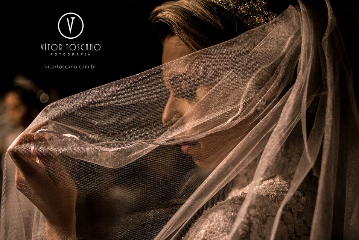 Noiva por trás do véu no casamento de Tanísia e Felipe, em Natal-RN.