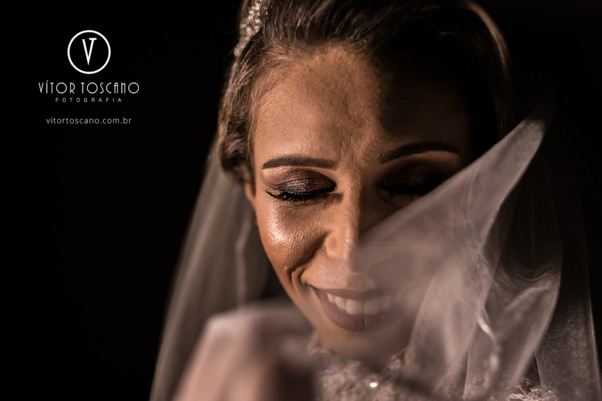 Noiva sorrindo no casamento de Tanísia e Felipe, em Natal-RN.