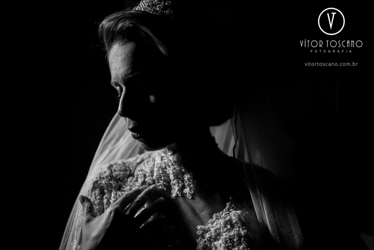 Noiva nas sombras no casamento de Tanísia e Felipe, em Natal-RN.