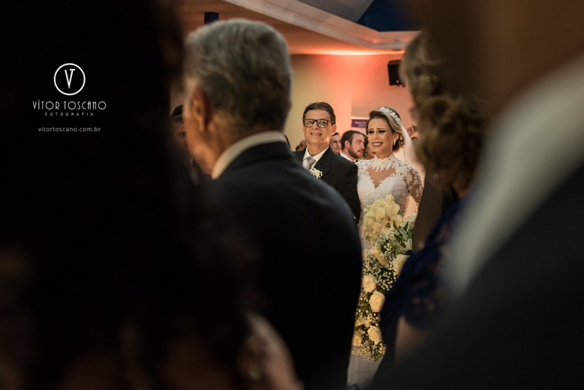 Noiva chorando na entrada no casamento de Tanísia e Felipe, em Natal-RN.