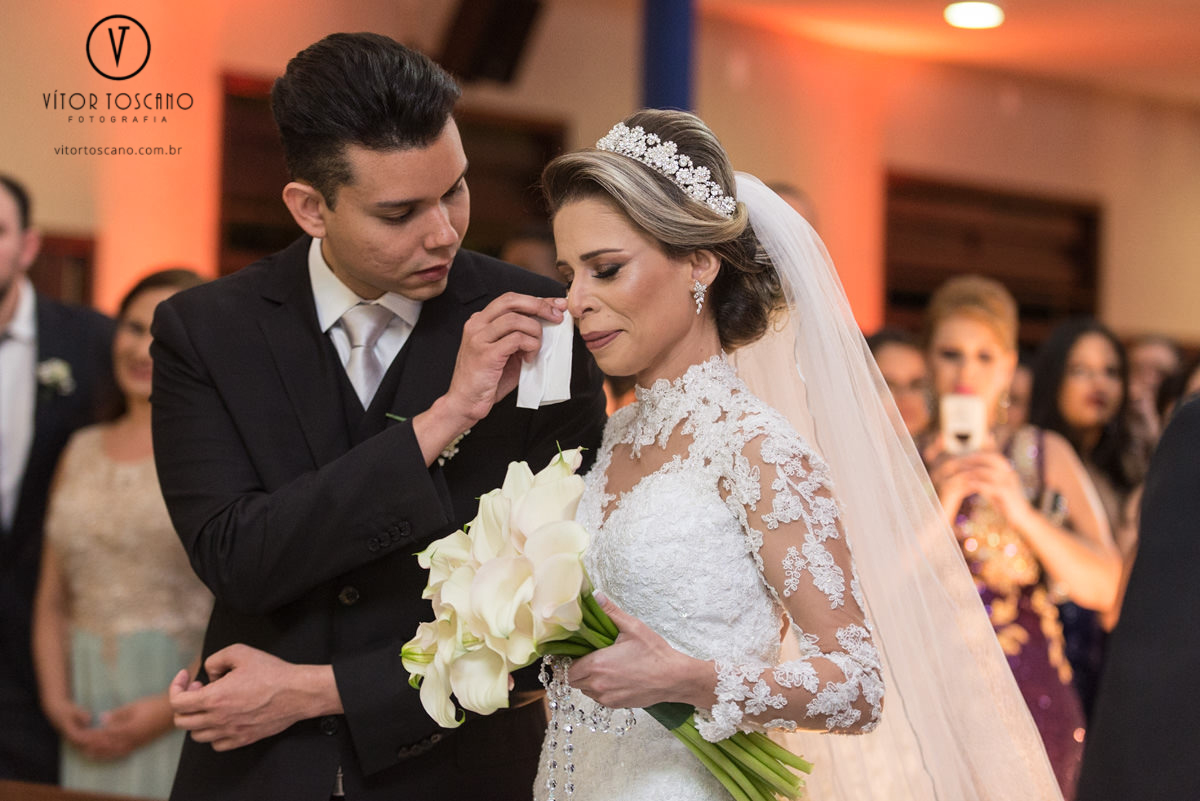 Noivo enxugando a lágrima da noiva no casamento de Tanísia e Felipe, em Natal-RN.