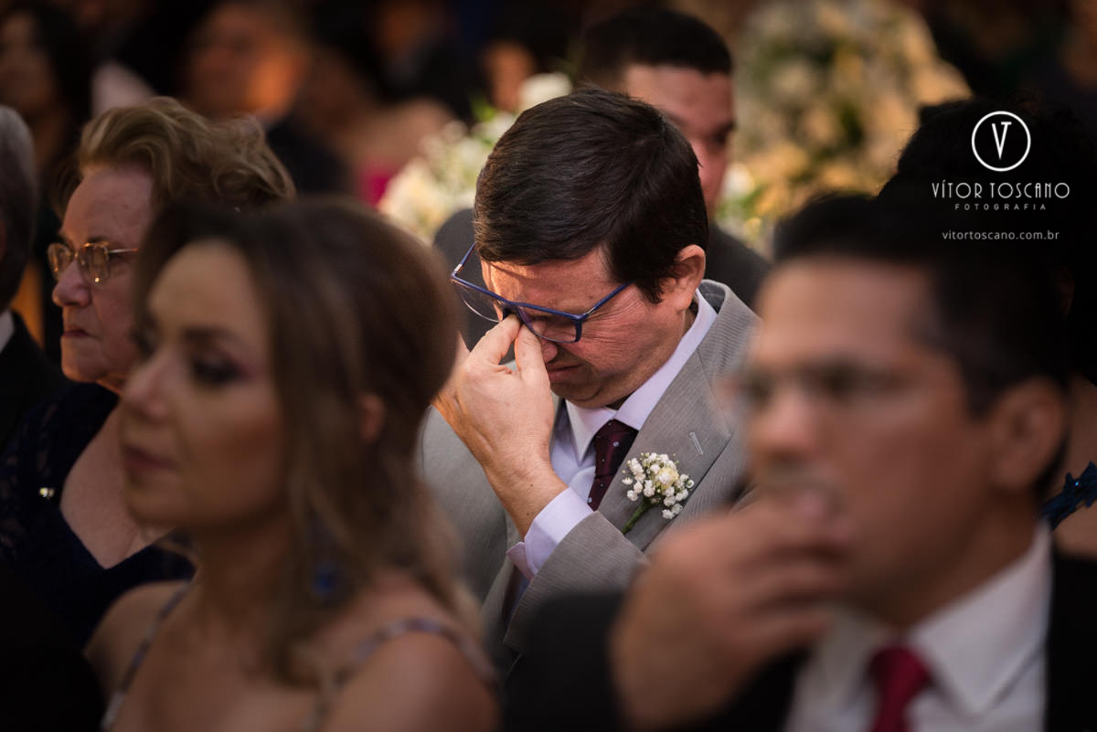 Convidado chorando no casamento de Tanísia e Felipe, em Natal-RN.