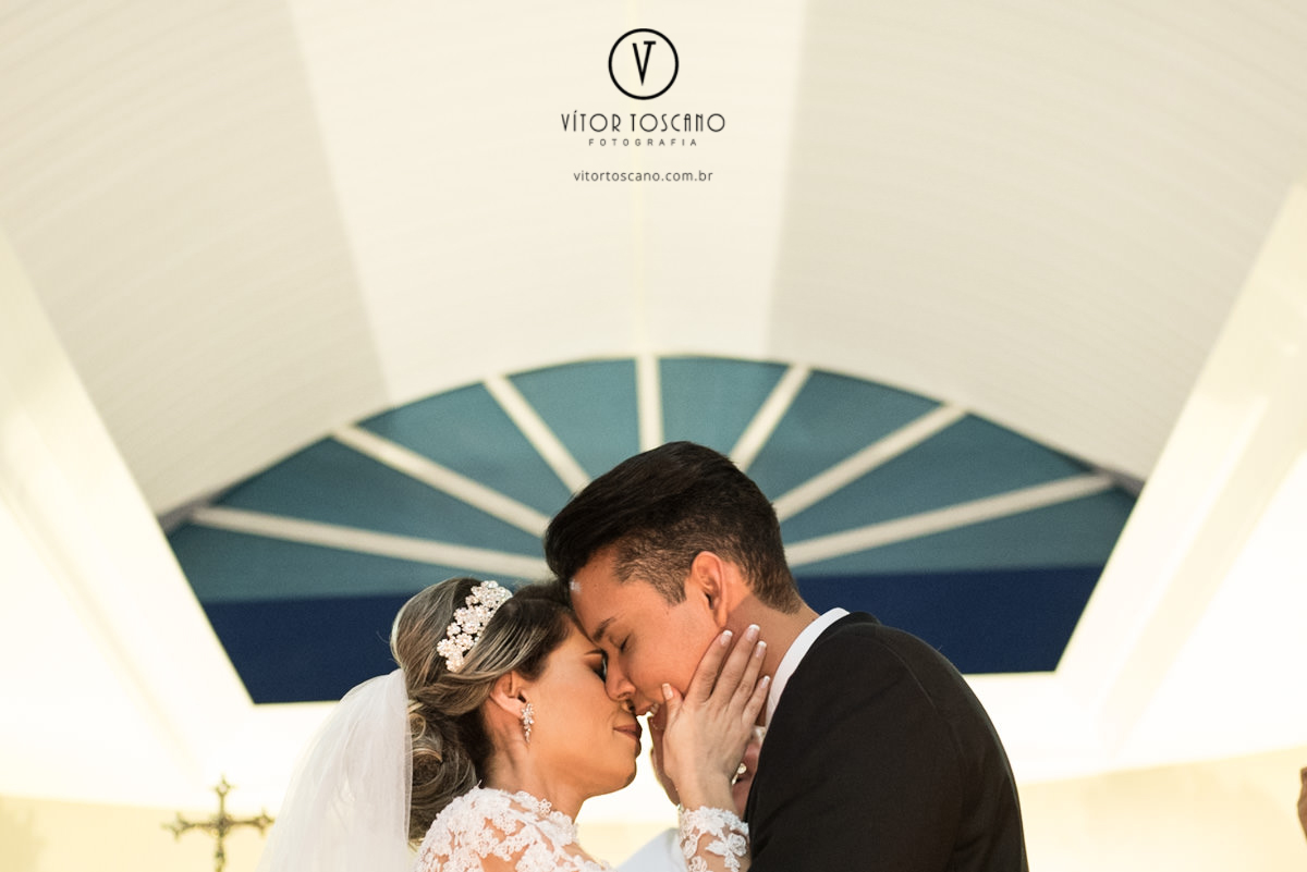 Beijo dos noivos no casamento de Tanísia e Felipe, em Natal-RN.